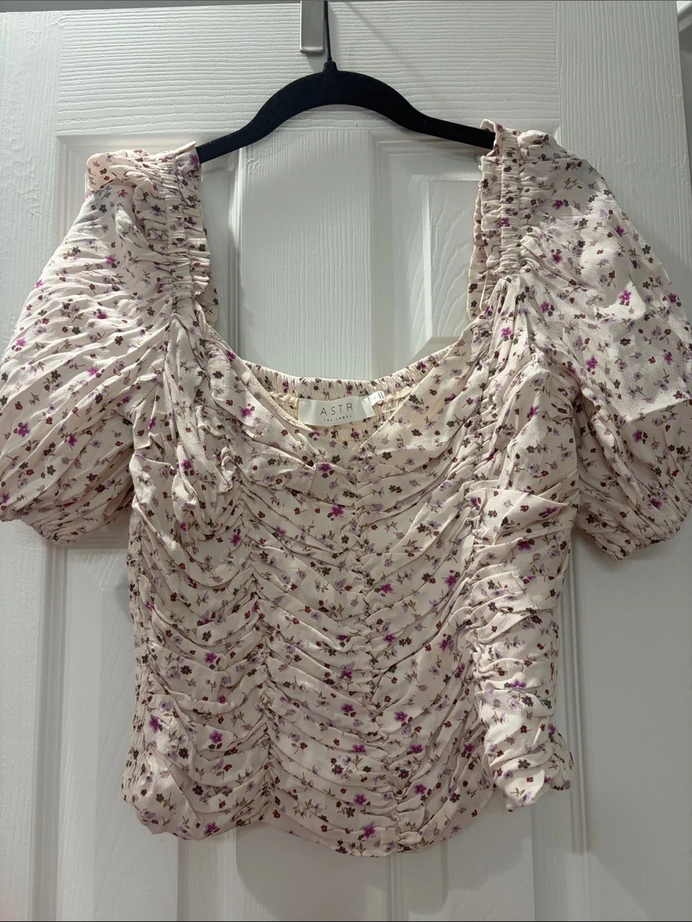 ASTR Cream Floral Ruched Puff Sleeve Blouse